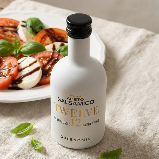 Greenomic Aceto Balsamico Twelve in weißer Designer Keramikflasche neben Tomate Mozzarella