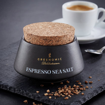 Espresso Sea Salt von Greenomic auf Schieferplatte mit grobem Salz und Kaffeebohnen