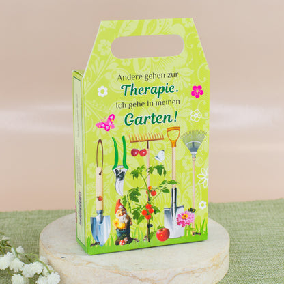 Rückseite der Geschenkbox „Gartenspaß“ mit Spruch und Gartenmotiv
