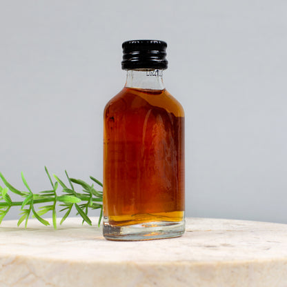 Rückseite der Flasche mit braunem Kräuterlikör und Schraubverschluss