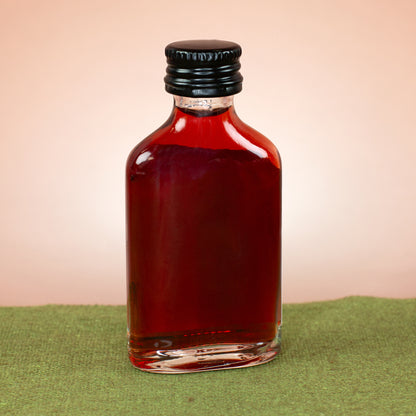 Rückseite der kleinen Flasche Amarena-Kirsch Likör „Glücks-Tröpfchen“ mit schwarzem Schraubverschluss