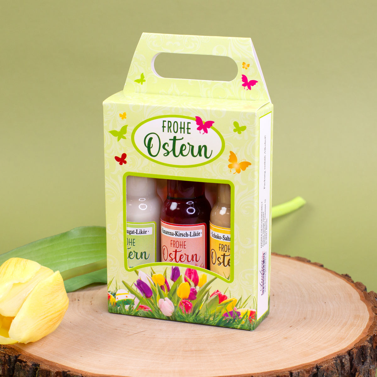 Likörset zu Ostern dekorativ auf Holzscheibe mit Tulpe präsentiert