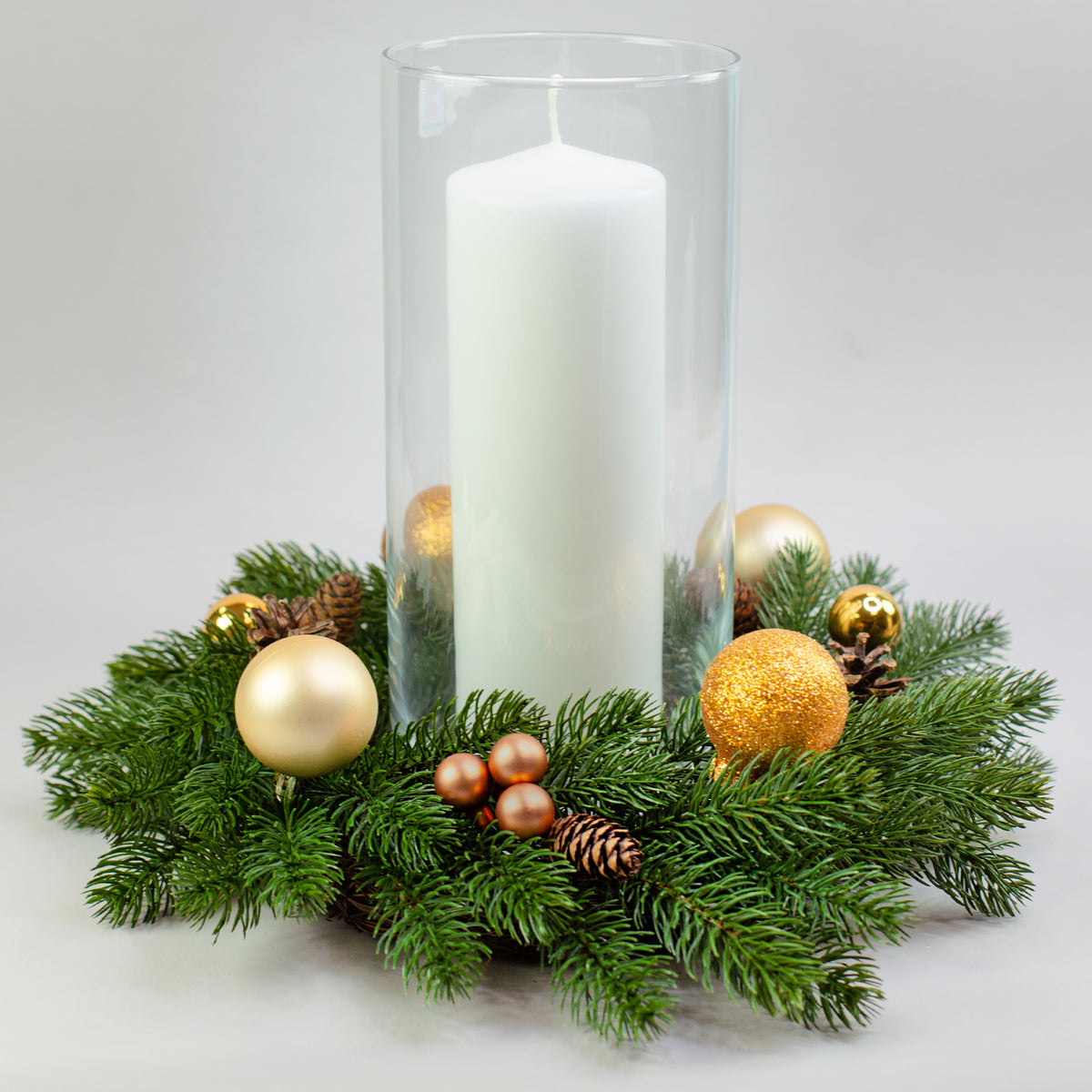 Adventskranz Ø 35 cm mit Glaszylinder und Kerze in festlicher Dekoration