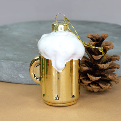 Goldfarbener Bierkrug aus Glas mit weißem Schaum als ausgefallener Weihnachtsbaumschmuck