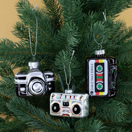 Retro Glas Baumschmuck im 3er Set mit Kamera, Kassette und Rekorder am Weihnachtsbaum