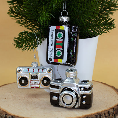 Glas Christbaumschmuck mit Kassette, Rekorder und Kamera als Retro Weihnachtsdeko auf Holzscheibe