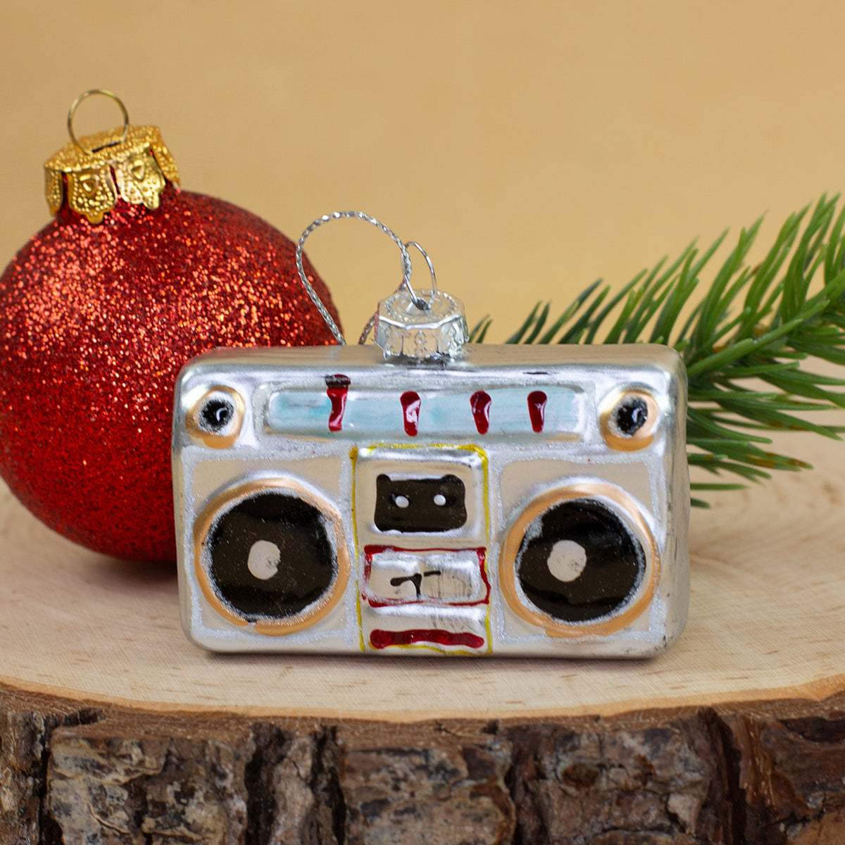 Silberner Retro Rekorder als Glas Weihnachtsbaumschmuck mit roter Weihnachtskugel und Tannenzweig