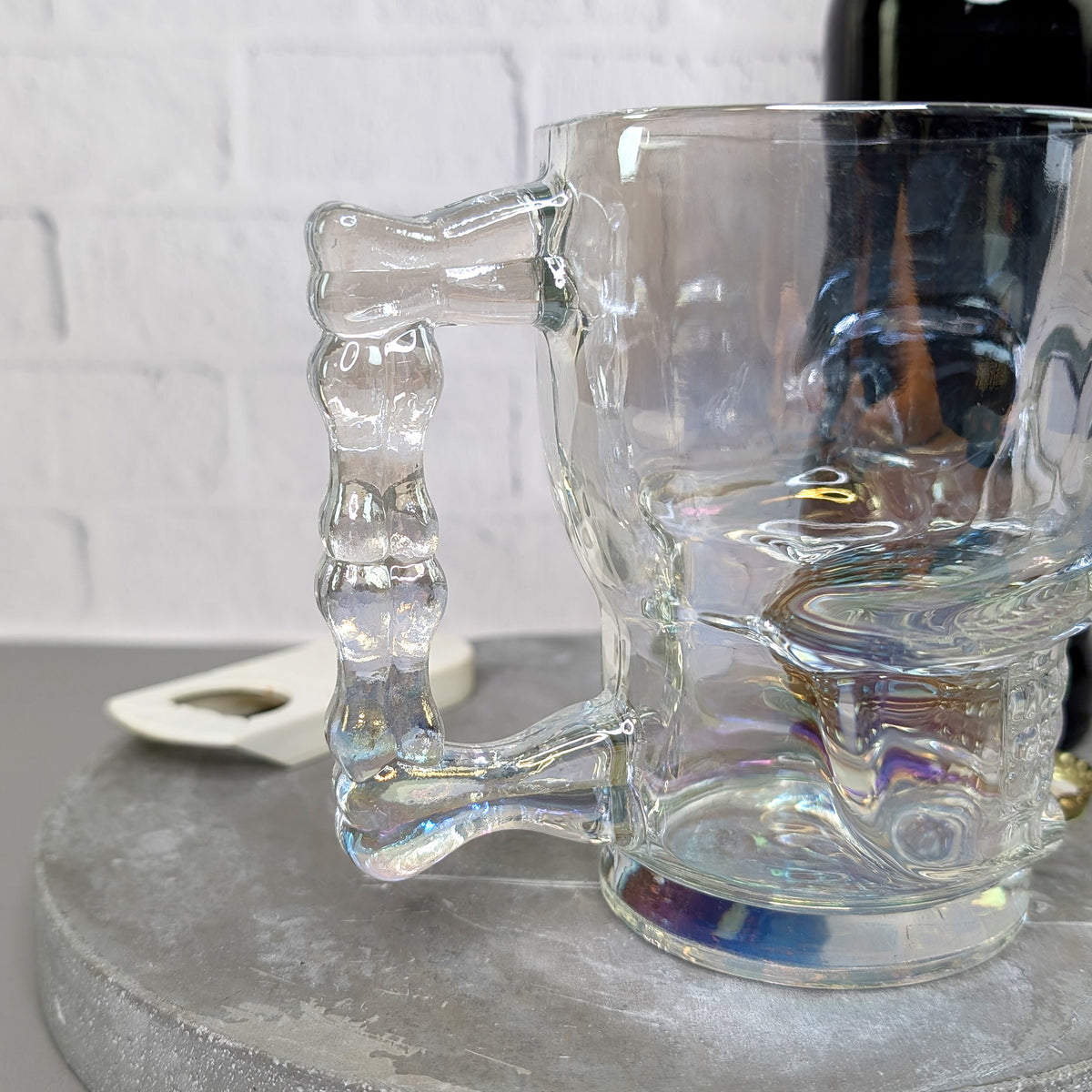 Detailansicht des Knochen-Griffs am Totenkopfglas