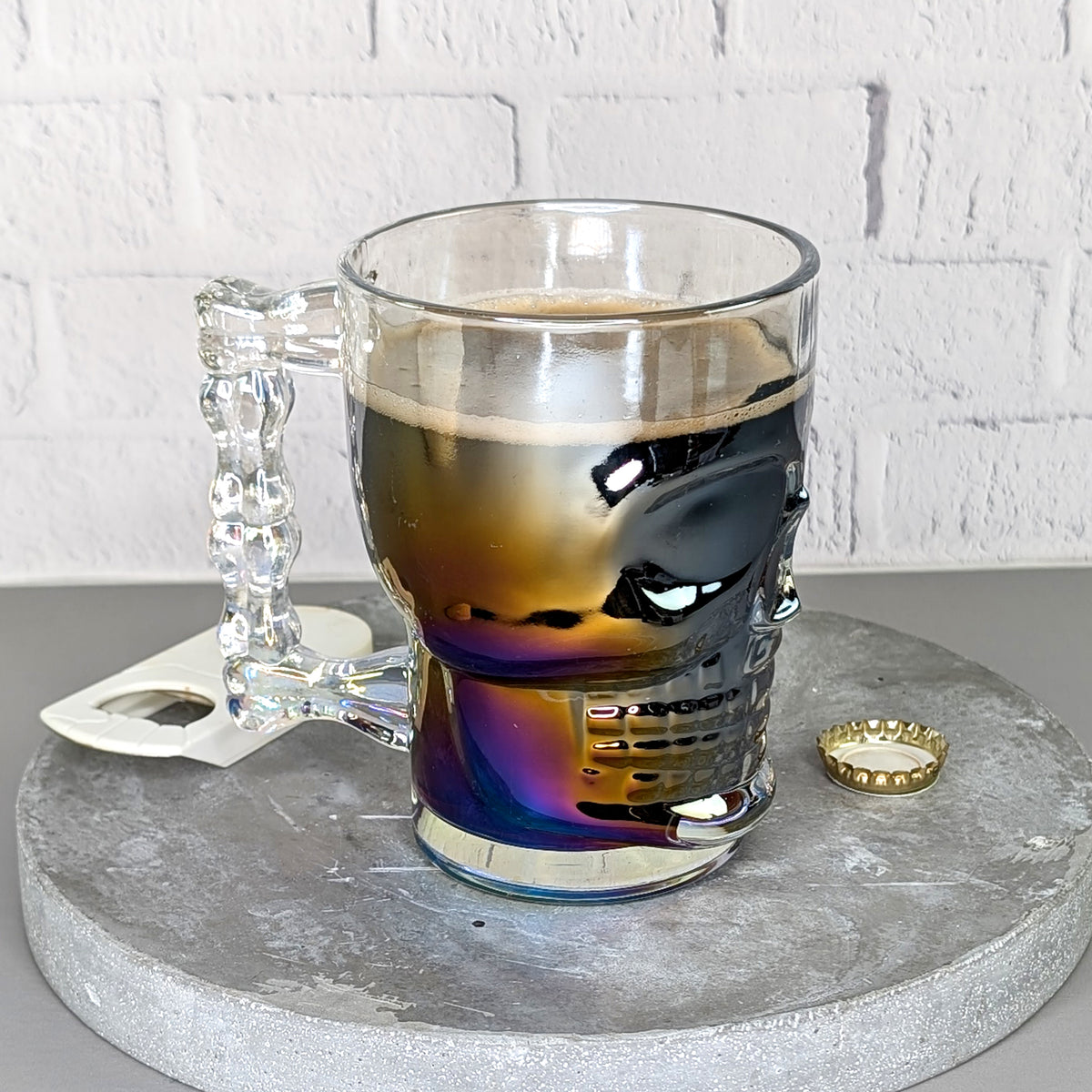 Ansicht des Totenkopfglases mit Bier von der Rückseite des Griffs mit irisierendem Effekt