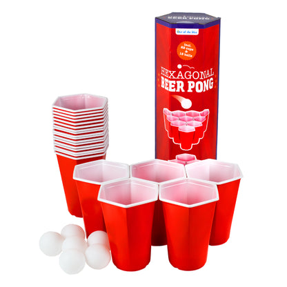 Komplettes Beer Pong Set mit Bechern, Bällen und Verpackung freigestellt auf weißem Hintergrund