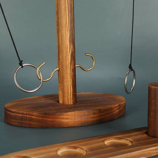 Ringe mit Haken aus Metall auf Holzgestell