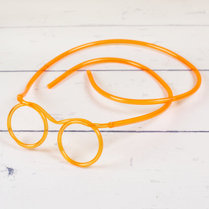 Orange Trinkschlauch-Brille – aufgelegt mit sichtbarem Schlauchverlauf