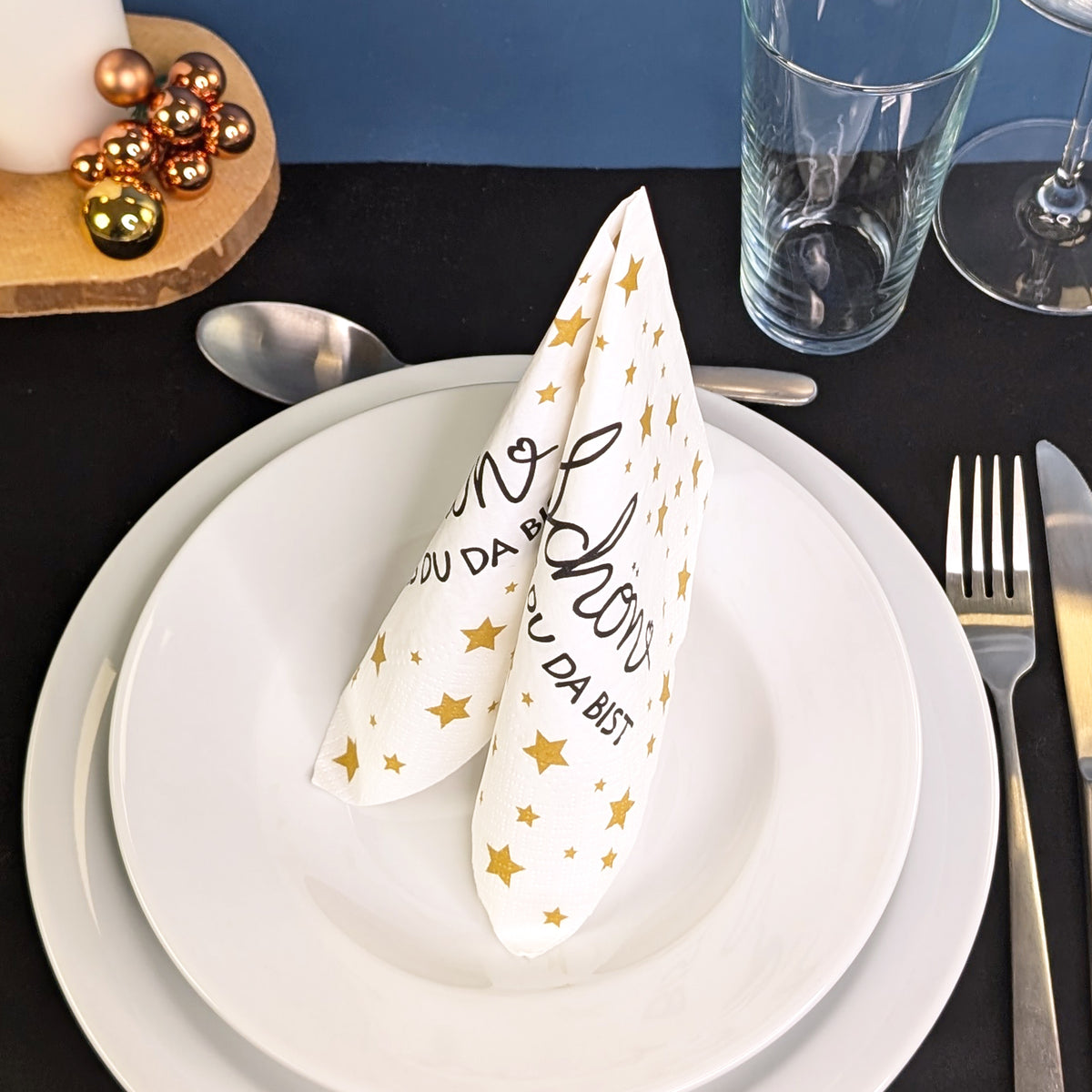 Weihnachtliche Sternen-Servietten als Dekoration für eine festlich gedeckte Tafel.