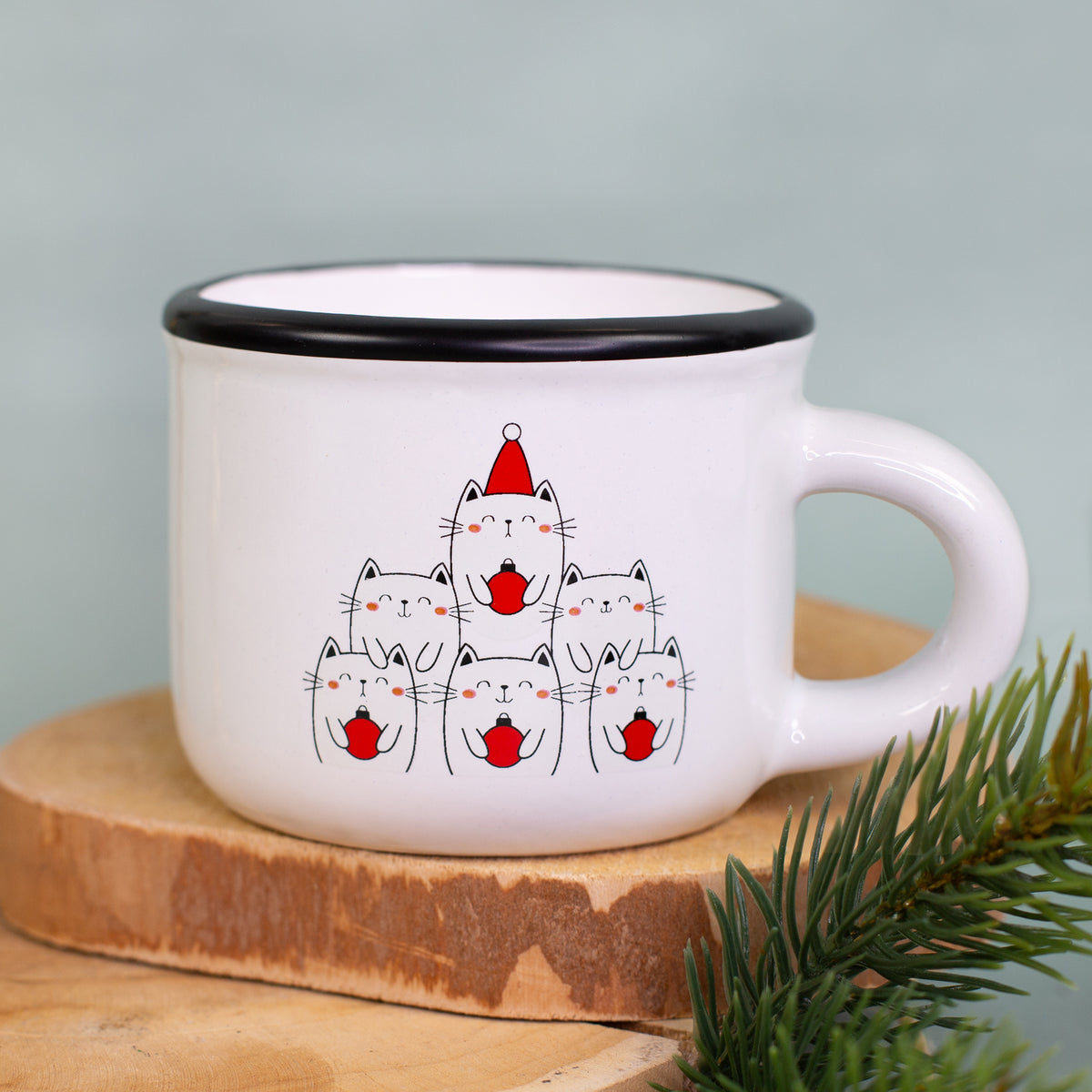 Weiße Dolomitetasse mit Katzenpyramide und Weihnachtsmütze als Motiv