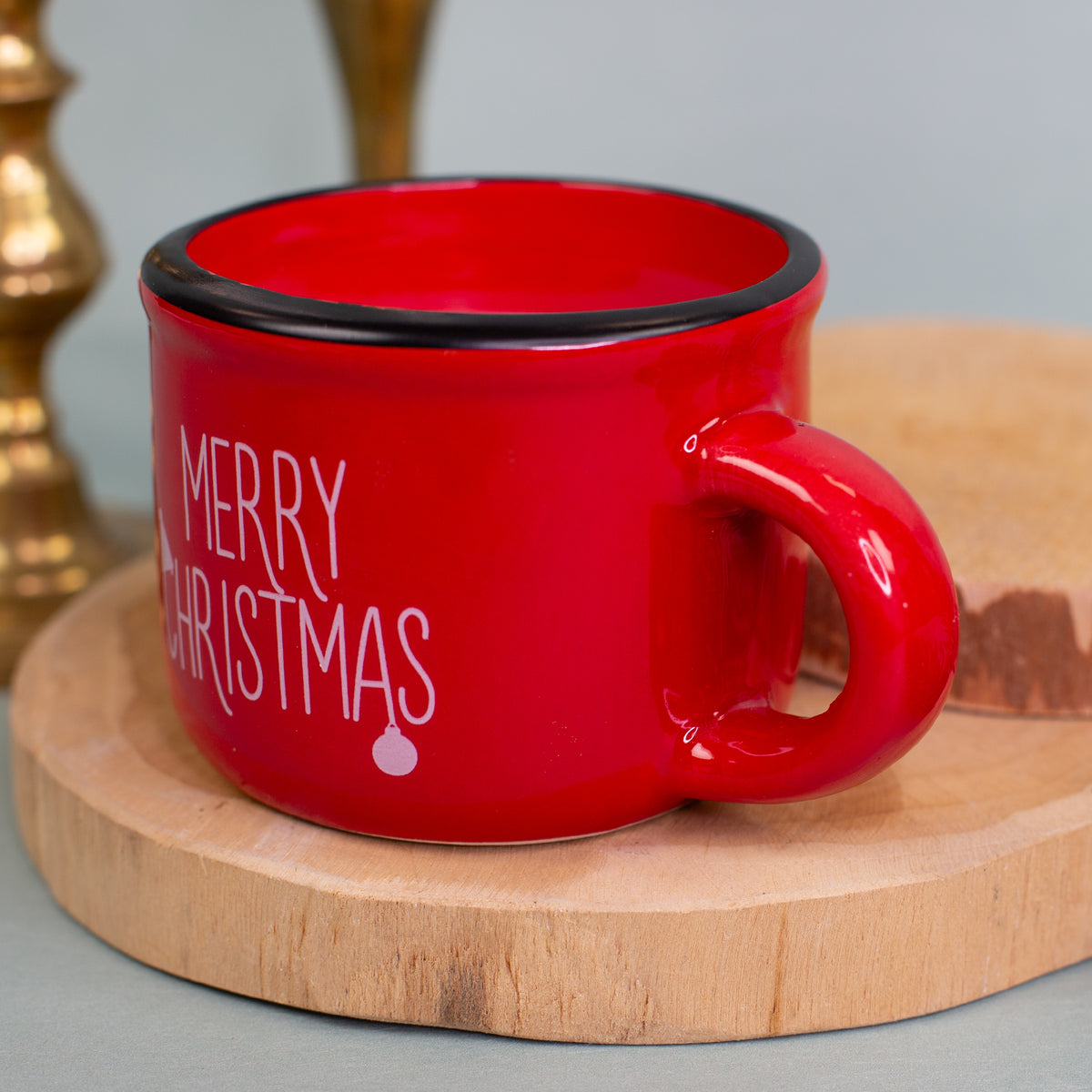 Henkelseite der roten Dolomitetasse Merry Christmas