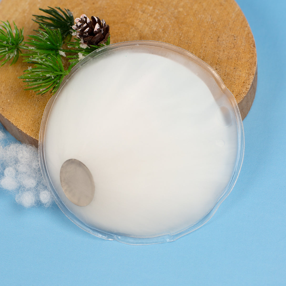 Einzelner aktivierter Handwärmer mit winterlicher Deko