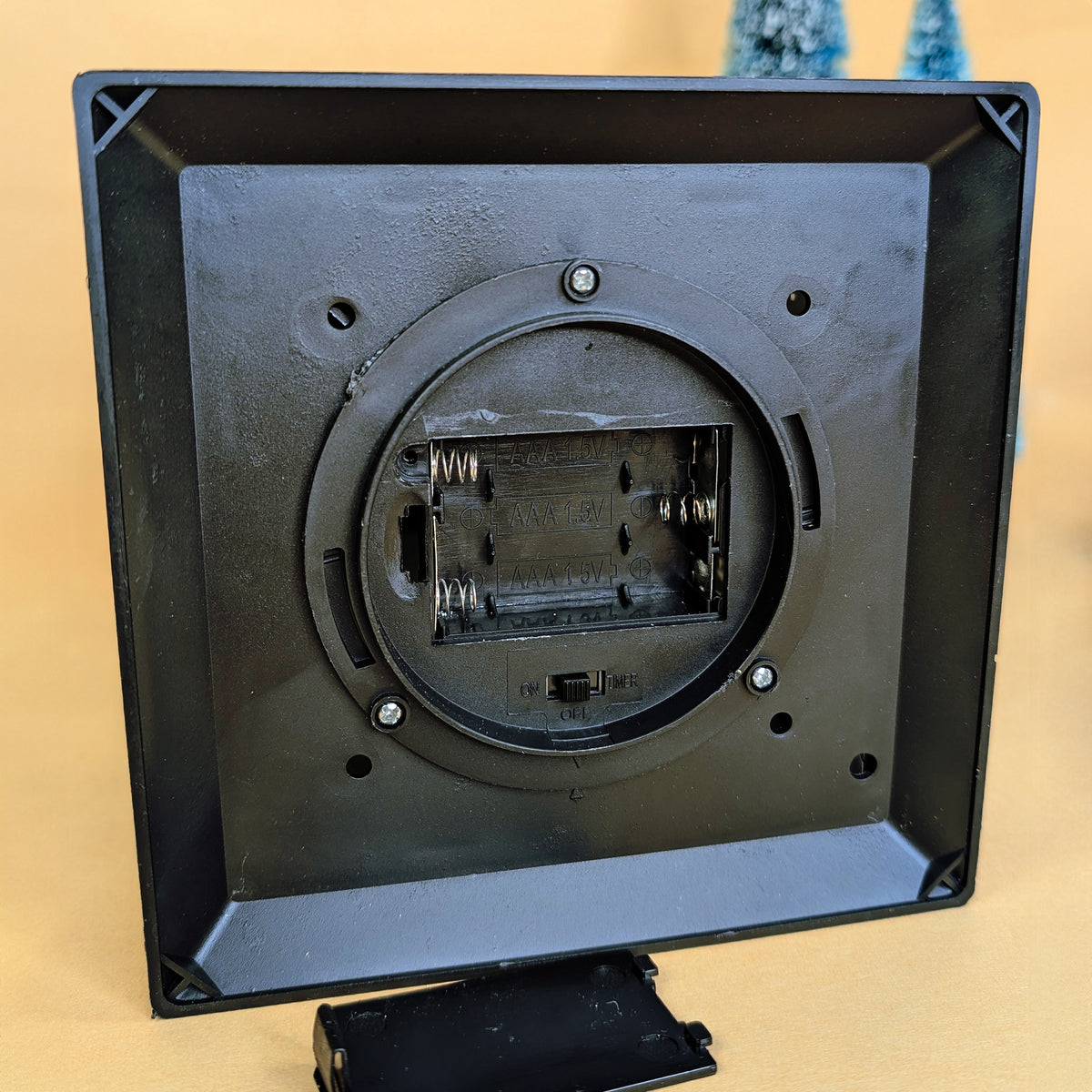 Unterseite der LED-Laterne mit Batteriefach und Schalter für Ein/Aus/Timer