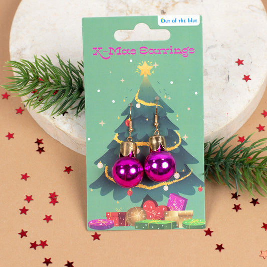 Goldene Weihnachtskugel-Ohrringe auf festlicher Geschenk-Karte mit Weihnachtsbaum