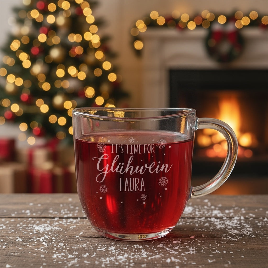 Leonardo Glas-Tasse für Glühwein mit Gravur „Laura“ steht auf einem Holztisch vor weihnachtlichem Hintergrund
