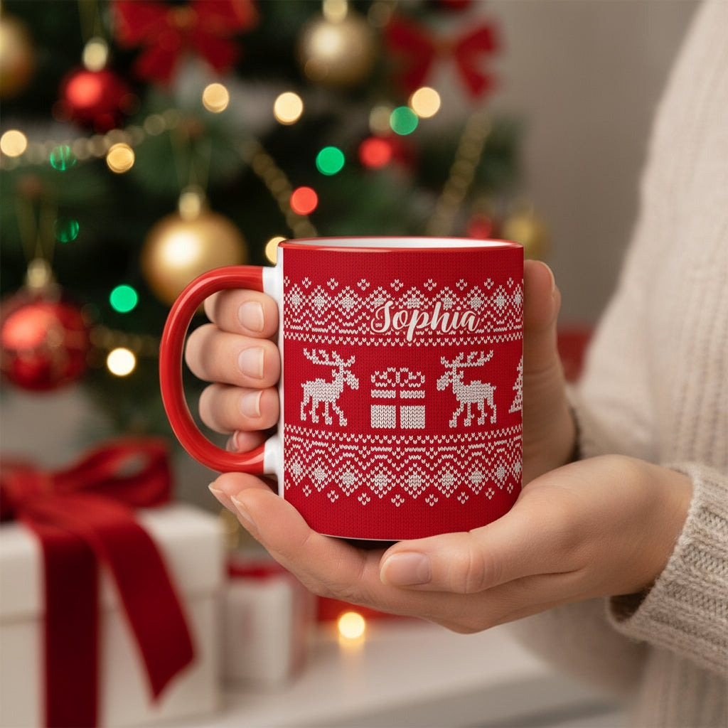 Weihnachtstasse mit Strickmuster und Namen „Sophia“ – in Händen vor Weihnachtsbaum