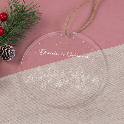 Personalisierter runder Weihnachtsbaumanhänger mit Namen Daniela & Johannes, Winterdorf und Schneepunkten