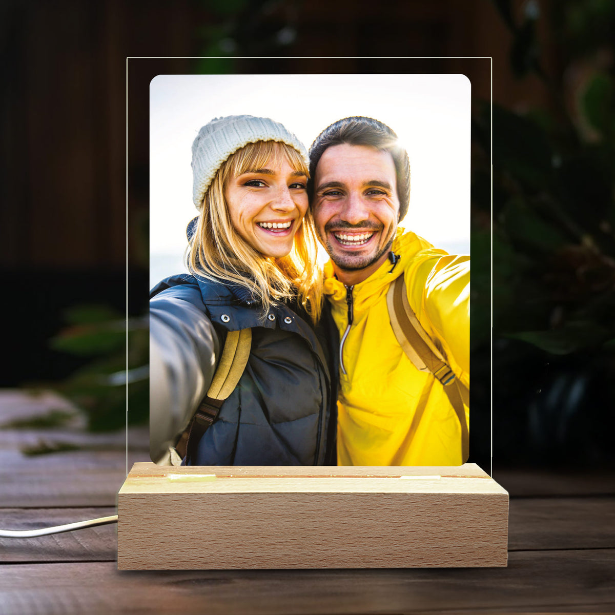 Detailansicht der Acrylplatte mit aufgedrucktem Foto, fein ausgeleuchtet durch die LED im Holzsockel.