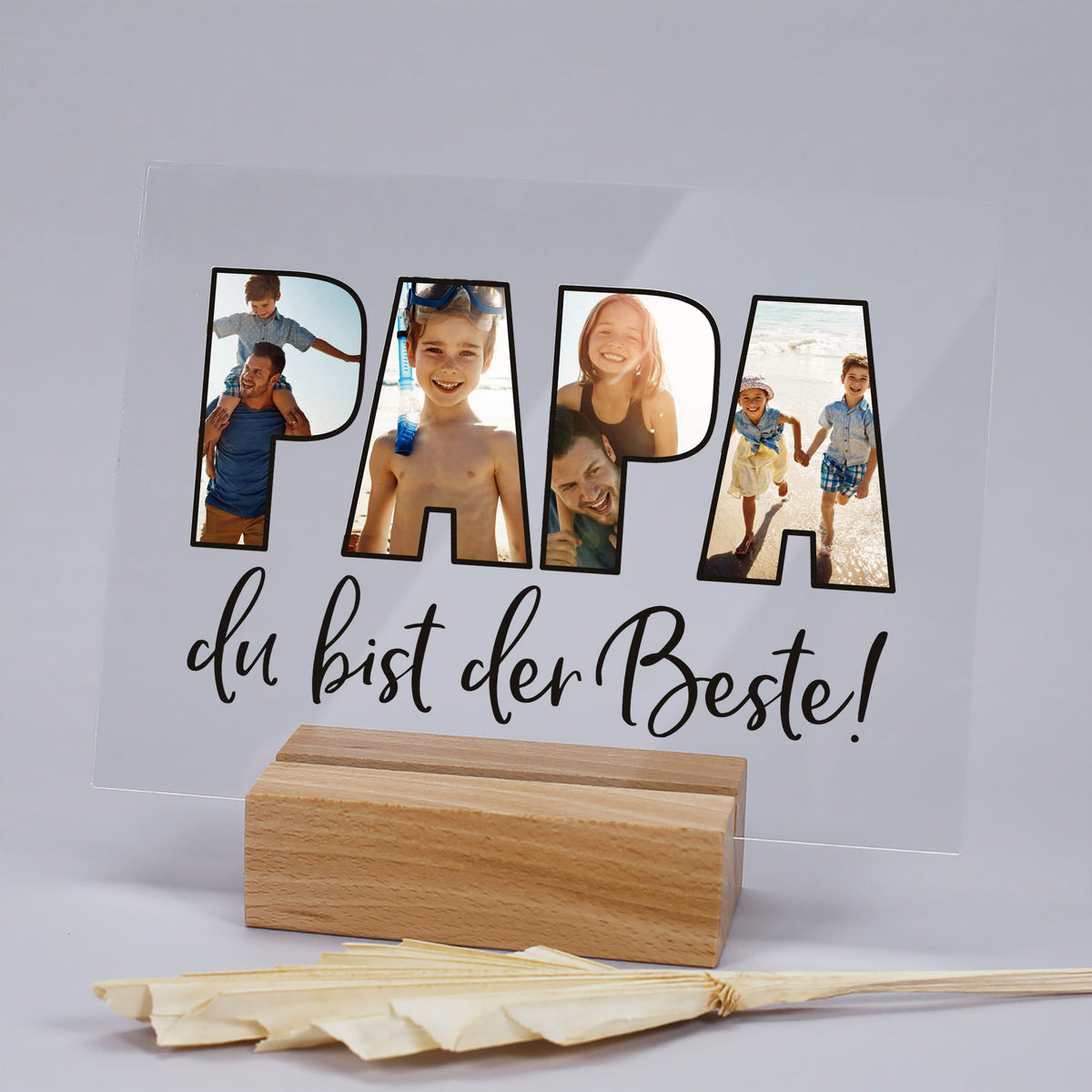 Acrylbild „PAPA“ mit drei personalisierten Fotos und Holzsockel, dekorativ auf grauem Hintergrund
