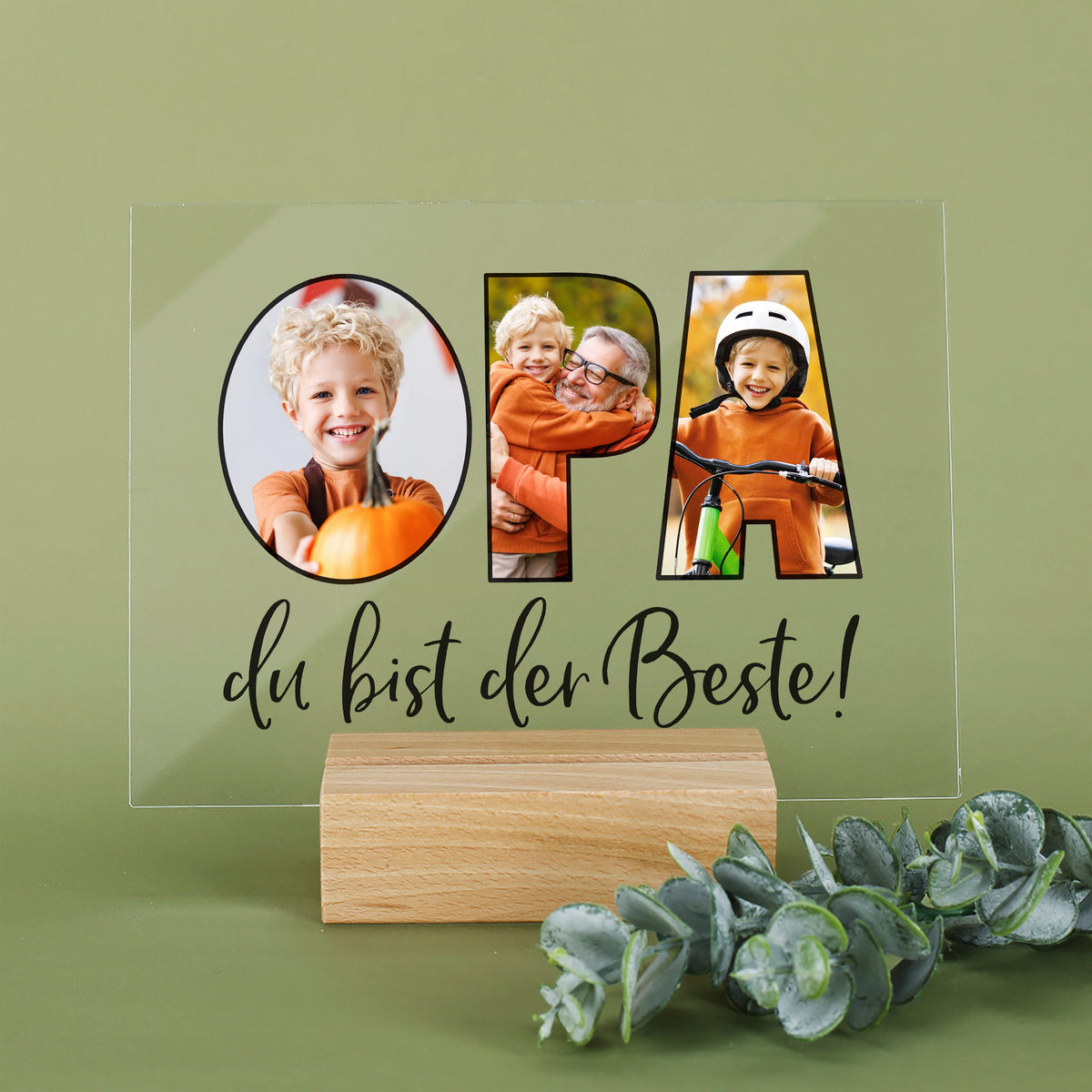 Acrylbild „OPA“ mit drei personalisierten Fotos und Holzsockel, dekorativ auf grünem Hintergrund