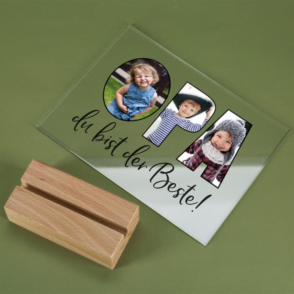 Acrylglasbild mit Fotos im Schriftzug „OPA“ und Naturholzsockel als liebevolles Geschenk für Großväter