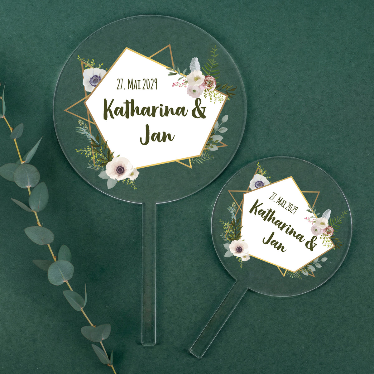 Zwei Größen Tortentopper Hochzeit personalisiert mit Namen Katharina & Jan und Datum auf grünem Hintergrund