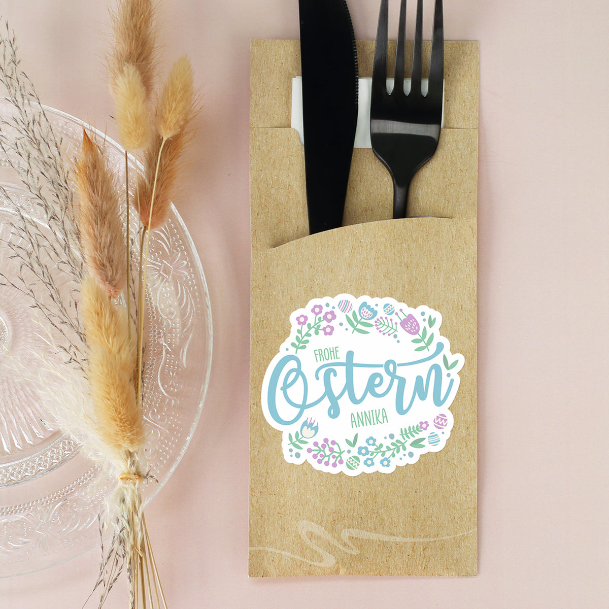 Bestecktasche zu Ostern mit Frohe Ostern Motiv und Name Annika, gefüllt mit schwarzem Besteck