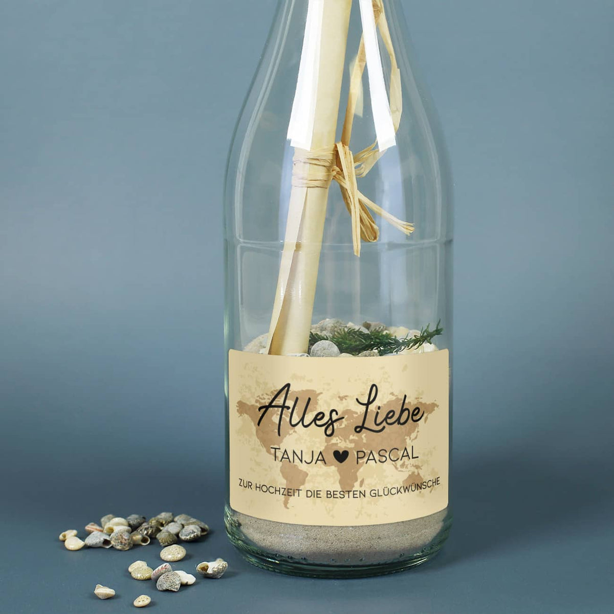 Flaschenpost mit persönlichen Etikett "Alles Liebe" mit Weltkarte im Vintage-Look, Namen und einem Wunschtext