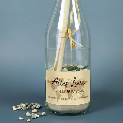 Flaschenpost mit persönlichen Etikett "Alles Liebe" mit Weltkarte im Vintage-Look, Namen und einem Wunschtext