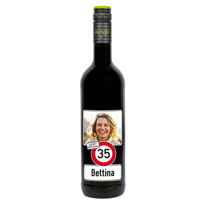 Personalisierte Rotweinflasche zum 35. Geburtstag mit Foto und Name Bettina, Verkehrszeichen-Design