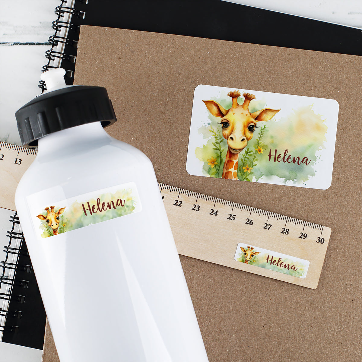 Schulaufkleber Giraffe auf Trinkflasche, Heft und Lineal – personalisiert mit Name „Helena“