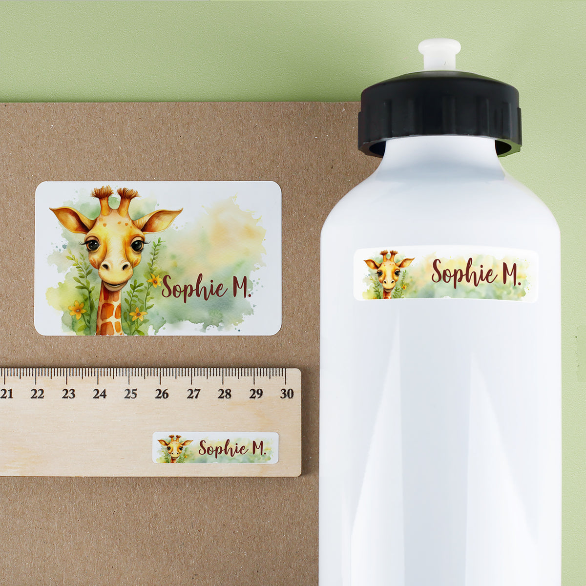 Schulaufkleber Giraffe in drei Größen auf Flasche, Heft und Lineal – Name „Sophie M.“