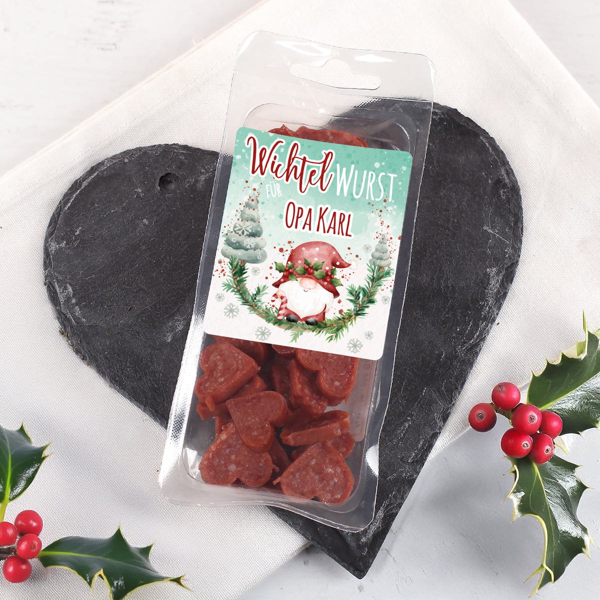 Herzförmige Salami-Wichtel-Wurst als Weihnachtsgeschenk mit personalisiertem Aufkleber für Opa Karl.
