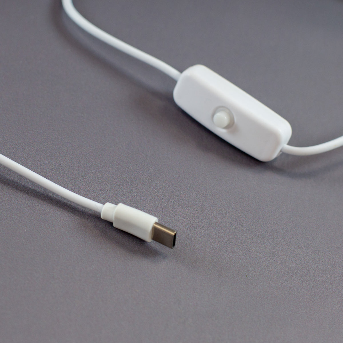 Detailaufnahme USB-C-Kabel und An/Aus-Schalter für LED-Leuchte