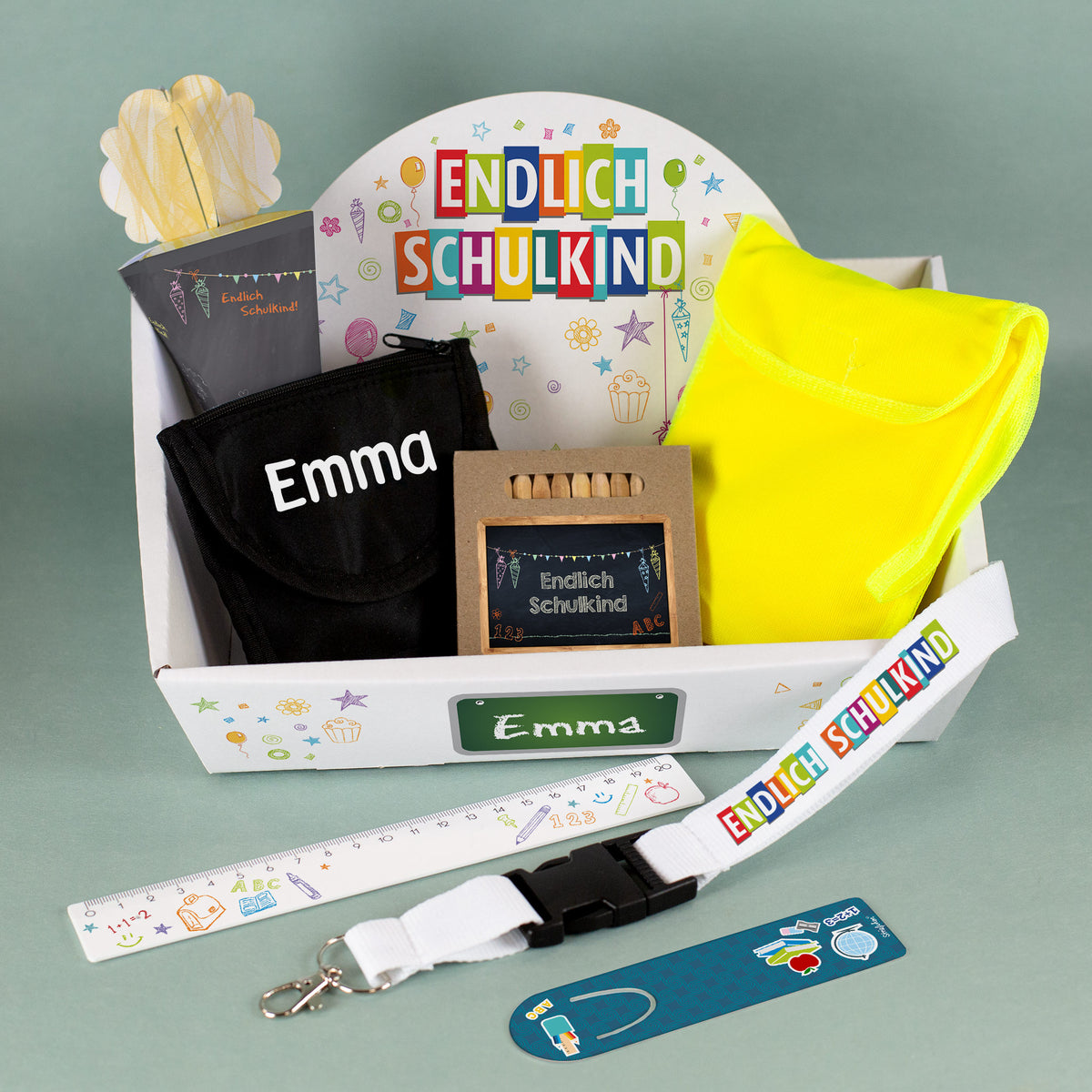 Bedruckter Geschenkkorb mit Name auf der Vorderseite und gesamten Inhalt