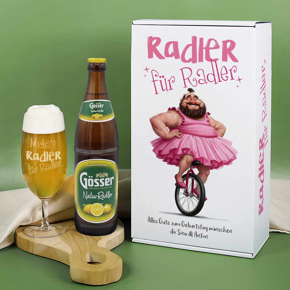 Radler Geschenkset mit Glas, Bierflasche und humorvoller Box auf grünem Hintergrund