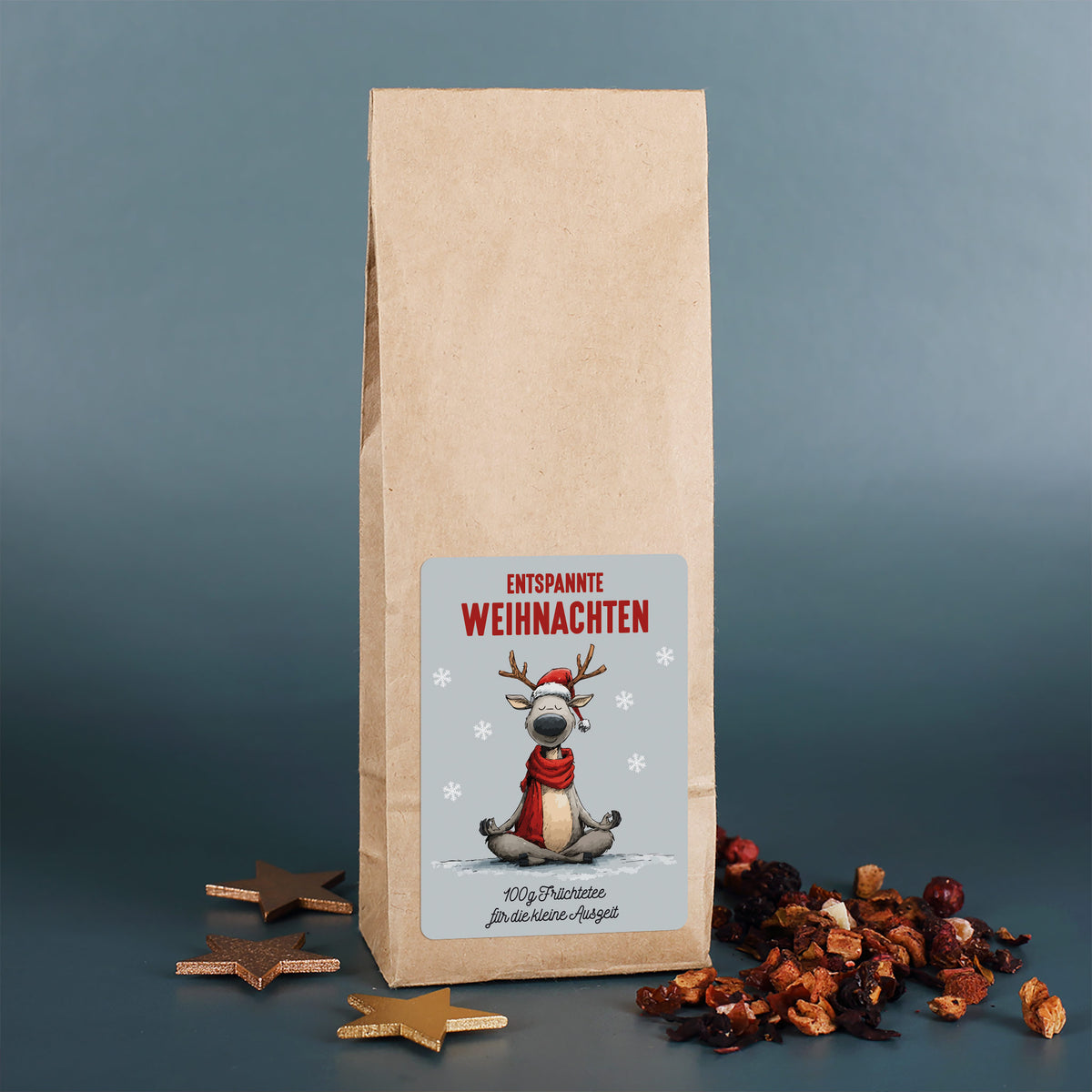 Packung „Entspannte Weihnachten“ Früchtetee mit Yoga-Rentier-Design, 100 Gramm, Bestandteil des Geschenksets.