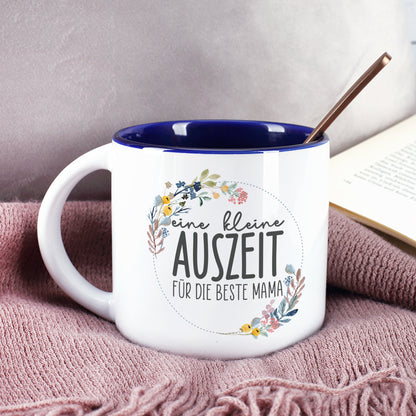 Weiße Keramiktasse mit dunkelblauer Innenseite und Motiv Eine kleine Auszeit