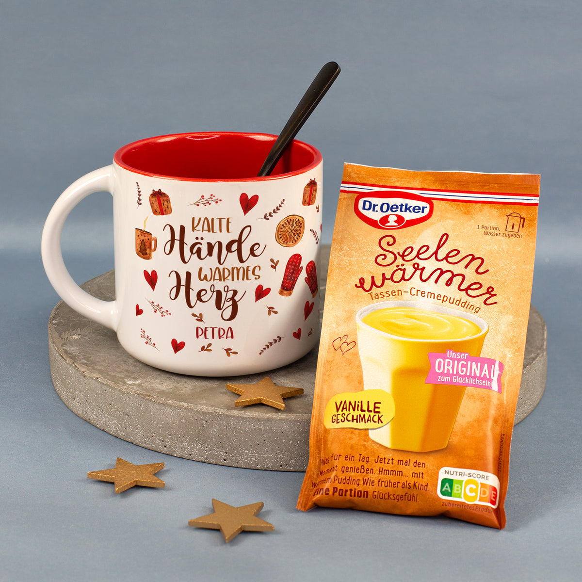 Weiße Tasse mit roter Innenseite, Name Petra und Kalte Hände warmes Herz Motiv neben Vanille Tassenpudding