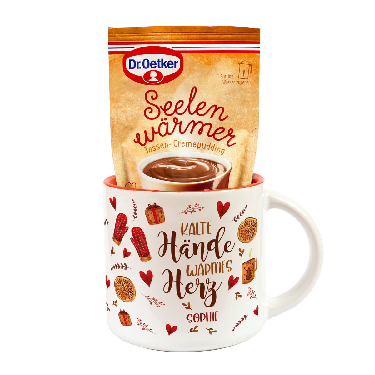 Personalisierte Tasse mit Name Sophie und Dr. Oetker Seelenwärmer Tassenpudding Schokolade auf weißem Hintergrund