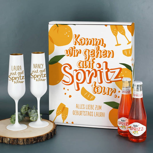 Käfer Sprizz Geschenkset mit zwei weiß-goldenen Sektgläsern, zwei kleinen Flaschen und Geschenkbox