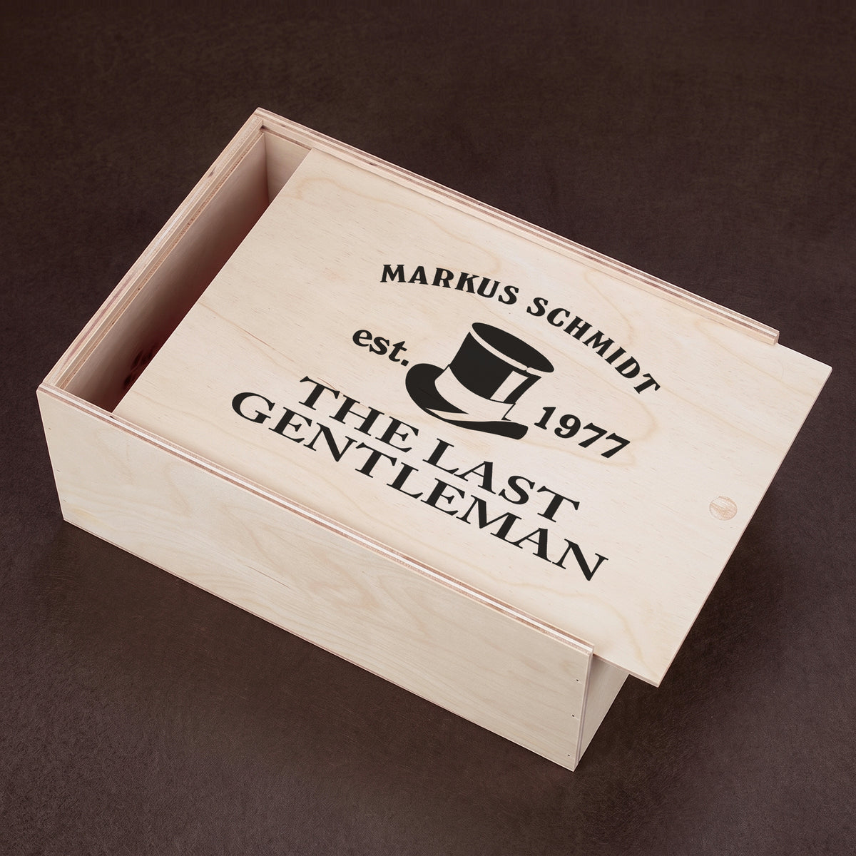 Personalisierte Holzbox für Whisky-Geschenkset mit Aufdruck „Markus Schmidt est. 1977 – The Last Gentleman“