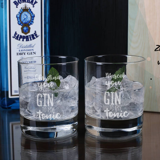 Gin-Geschenkset in bedruckter Holzkiste mit zwei Gläsern und Bombay Gin