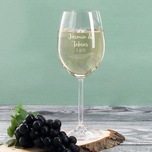 Gravierte Weingläser mit Weißwein in festlicher Holzverpackung zur Hochzeit