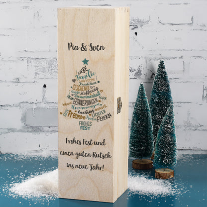 Personalisierte Weihnachts-Holzbox mit Tannenbaum-Wortwolke und Gravur „Pia & Sven – Frohes Fest und einen guten Rutsch ins neue Jahr!“