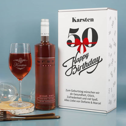 Geschenkset zum 50. Geburtstag mit graviertem Weinglas und Weinflasche in bedruckter Geschenkbox